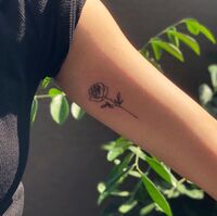 にのうでにバラtattoo